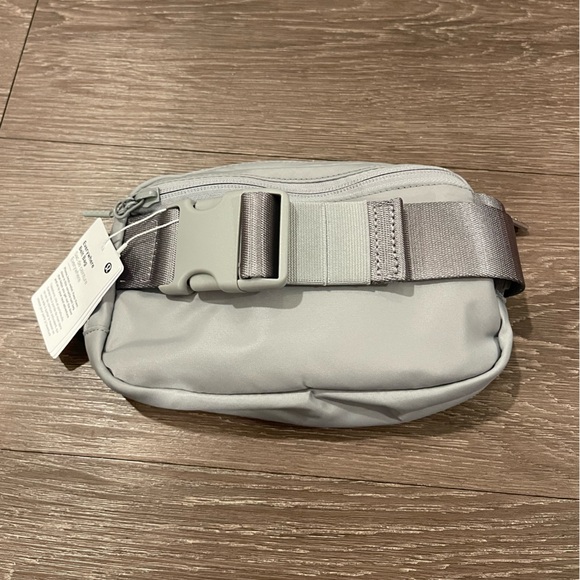 Lululemon Everywhere Belt Bag 1L- Silver Drop - Picture 7 of 15